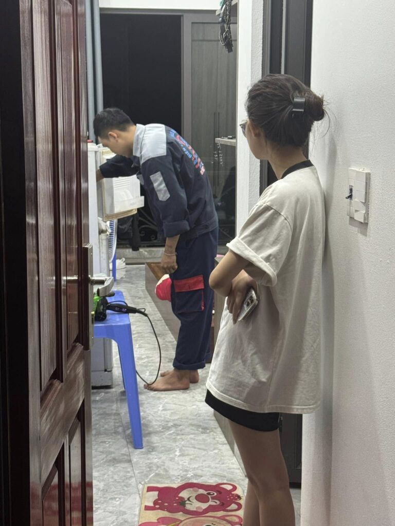 Kỹ thuật viên Điện Lạnh Đức Tín đang sửa tủ lạnh tại Ba Đình, Hà Nội