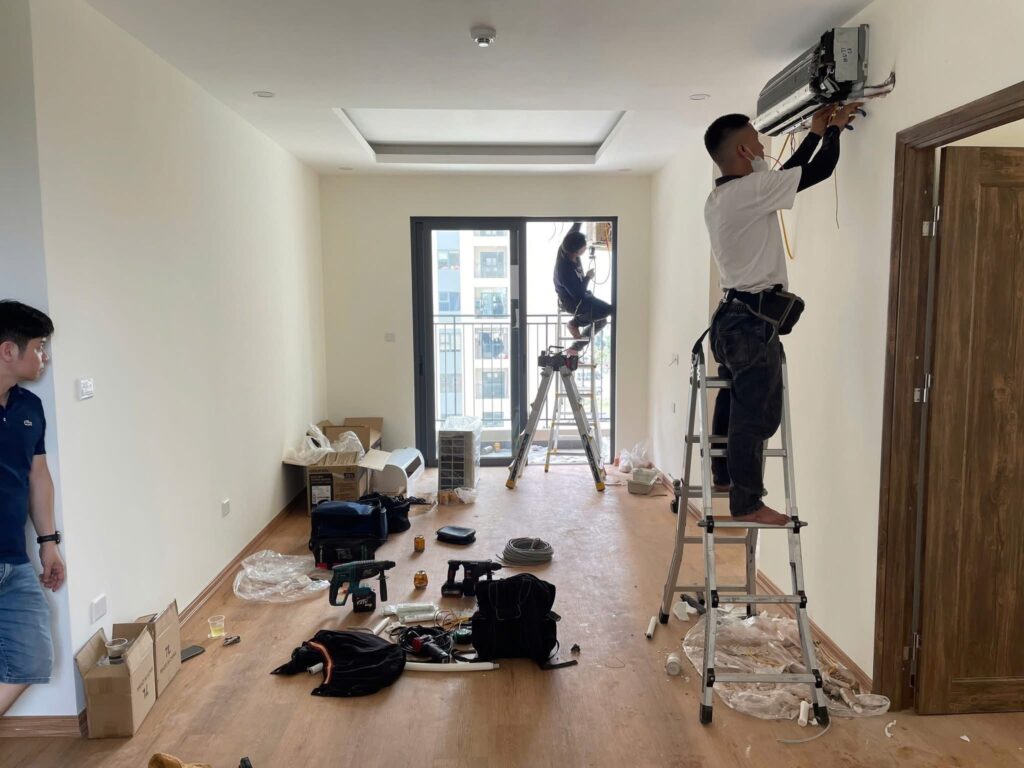 Thợ điện lạnh Đức Tín di chuyển bằng xe máy đến tận nhà khách hàng khu vực Hà Đông để sửa chữa điều hòa, tủ lạnh, máy giặt nhanh chóng.