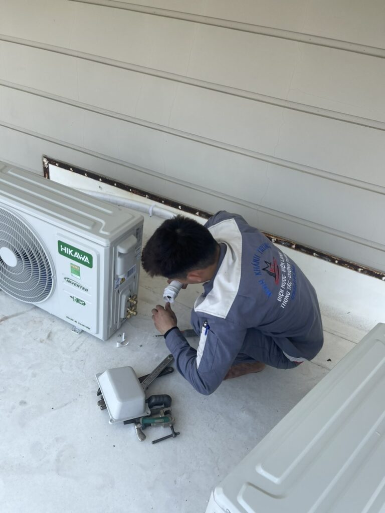 "Thợ kỹ thuật bảo dưỡng điều hòa treo tường tại nhà khách hàng Thanh Xuân, Hà Nội"