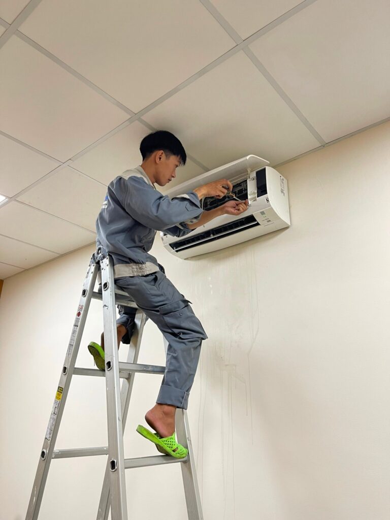 "Điện Lạnh Đức Tín thực hiện vệ sinh và bơm gas điều hòa tại Quận Thanh Xuân Hà Nội"