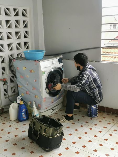 Kỹ thuật viên sửa máy giặt tại nhà Đống Đa